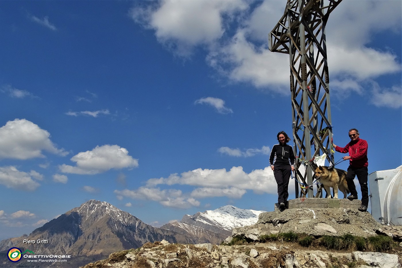 08 Foto di vetta alla croce del Due Mani  (1656 m) con vista sulle Grigne.JPG